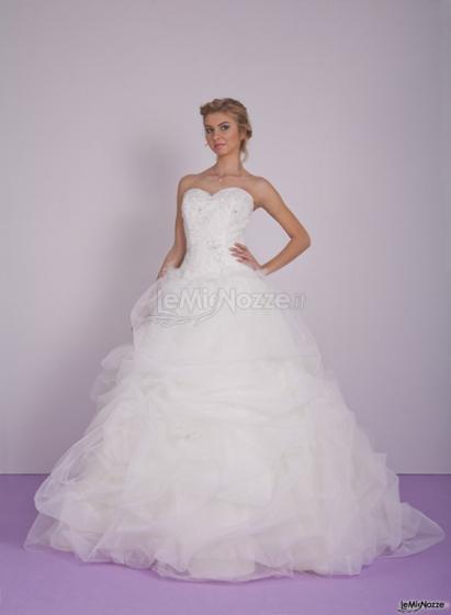 Abito Vienna principesco con gonna in organza drappeggiata con delicati inserti di pizzo, strascico importante e corpino ricamato su pizzo - Atelier AnnaB Creations Sposa e Cerimonia