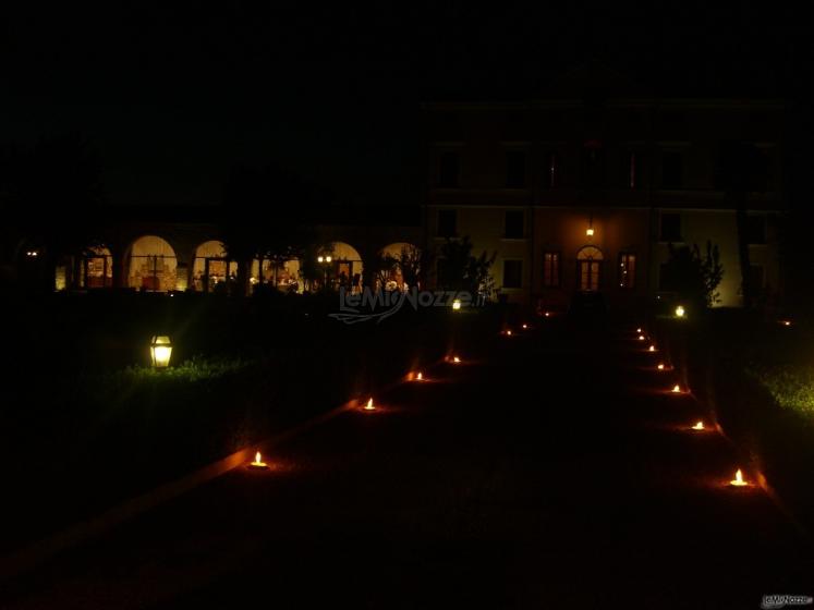 La villa illuminata per un ricevimento serale