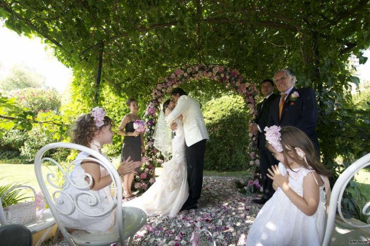 Gli sposi si baciano dopo la celebrazione del matrimonio