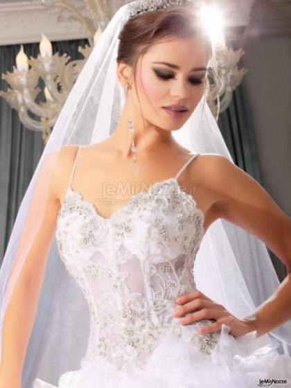 Abito da sposa con corpetto decorato e velo lungo