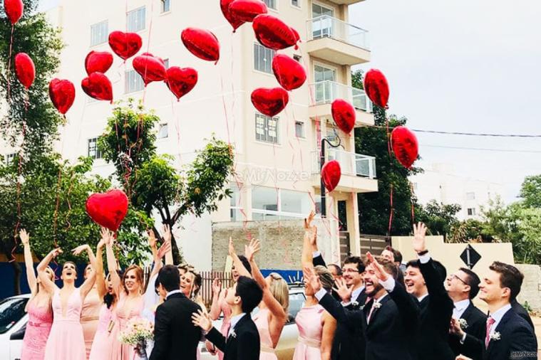 LANCIO DEI PALLONCINI
Il lancio dei palloncini gonfiati ad elio è meraviglioso, scenografico e simbolico. Scegli il colore o la combinazione di colori in linea con la tua scenografia e resteranno tutti a bocca aperta! Utilizziamo solo palloncini 100%