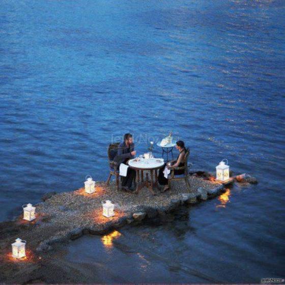 Cena romantica per gli sposi in riva al mare