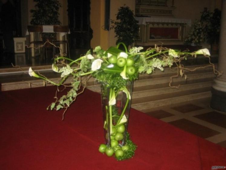 Composizione di fiori e mele per il matrimonio in chiesa