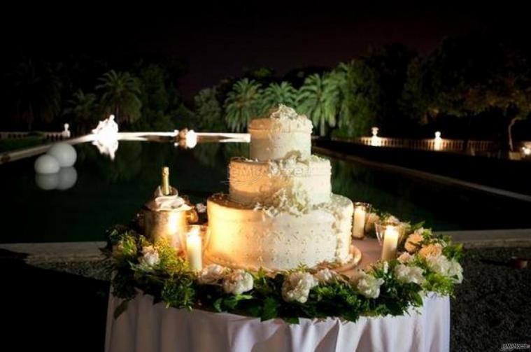 Tavolo con fiori per la torta nuziale