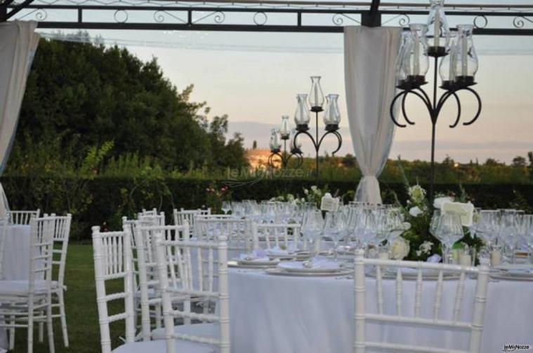 Allestimento di un matrimonio in bianco all'aperto curato da Mencarelli Catering