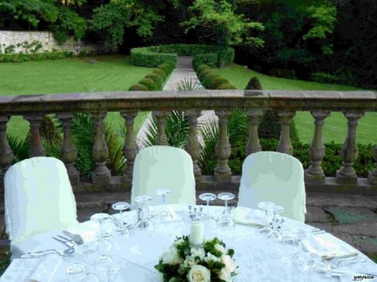 Tavolo nuziale allestito con vista sul giardino 