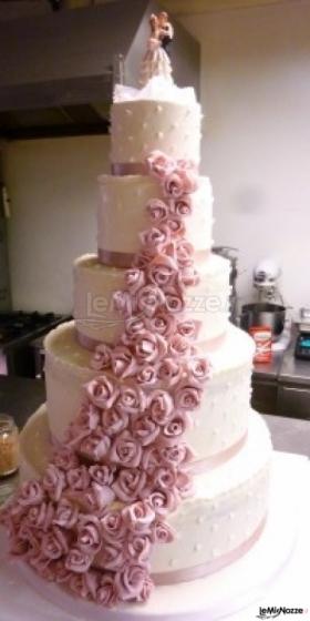 Torta nuziale con rose