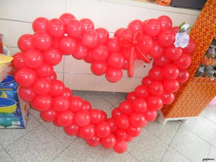 Cuore di palloncini per gli sposi