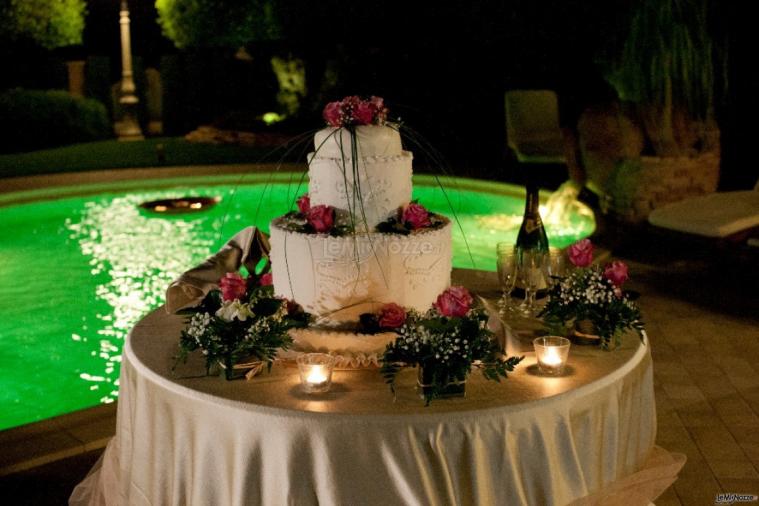 Torta nuziale multipiano con rose