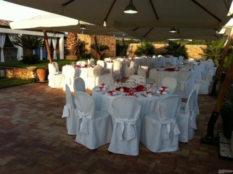 Catering Petit Café Nobel - Tavoli bianchi e rossi per il matrimonio