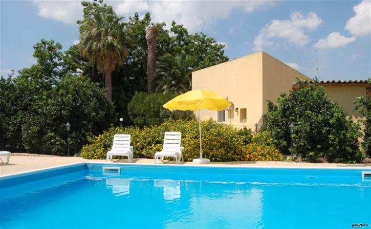 Ampia piscina immersa nel verde presso l'agriturismo a Carlentini (Siracusa)