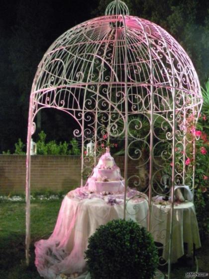 Il momento del taglio della torta in giardino