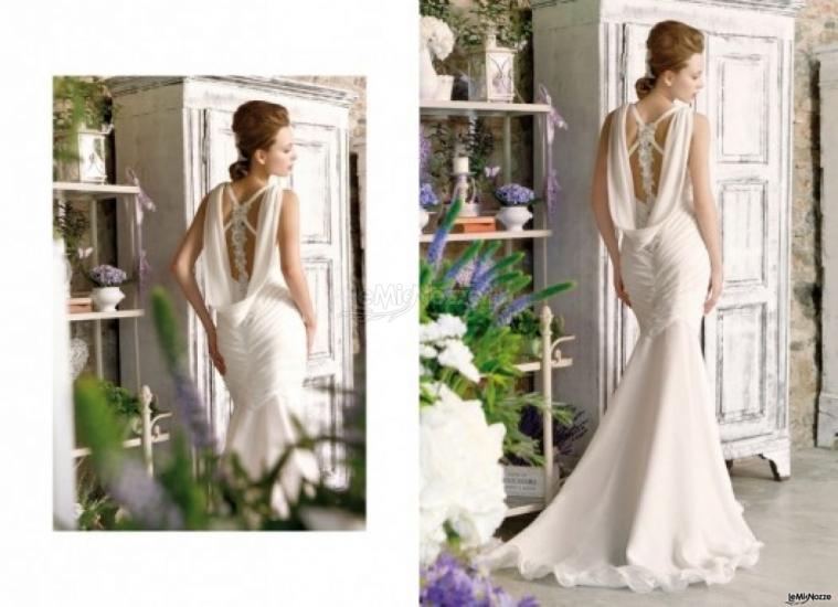 Abito da sposa scivolato con schiena scoperta e impreziosita da Swarovski - Collezione Atmosfere Provenzali