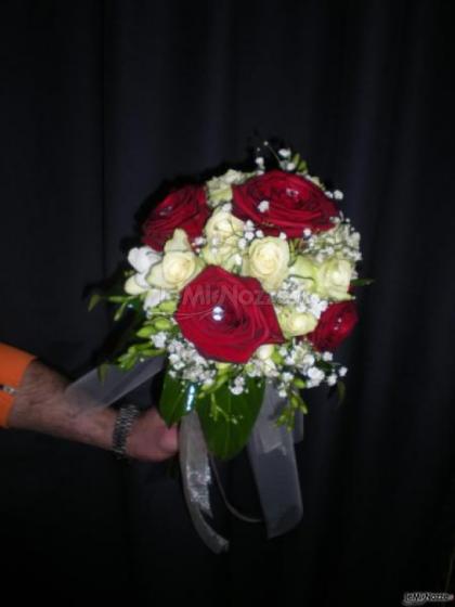 Bouquet di rose rosse e bianche con brillantini