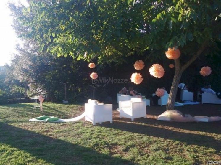 Allestimento del giardino per il ricevimento di matrimonio