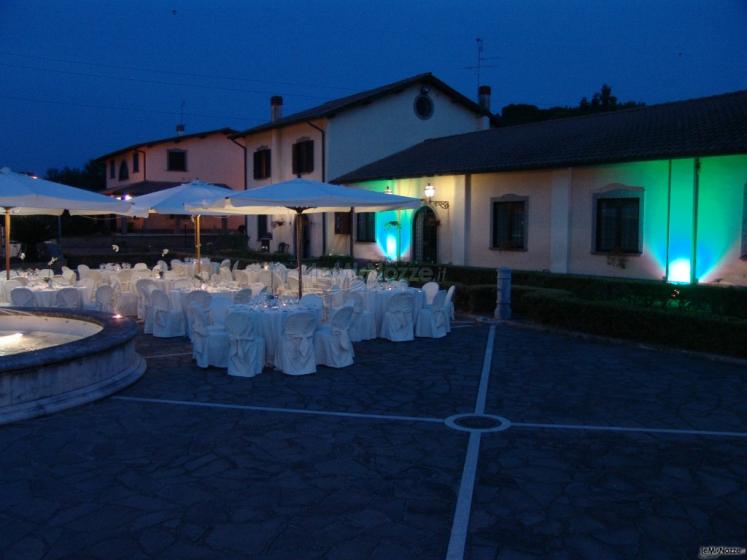 Piazzetta del casale con fontana per il ricevimento di matrimonio