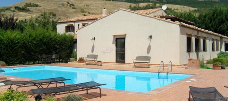 Esterno con ampia piscina presso l'agriturismo per ricevimento di matrimonio a Castellana Sicula (Catania)