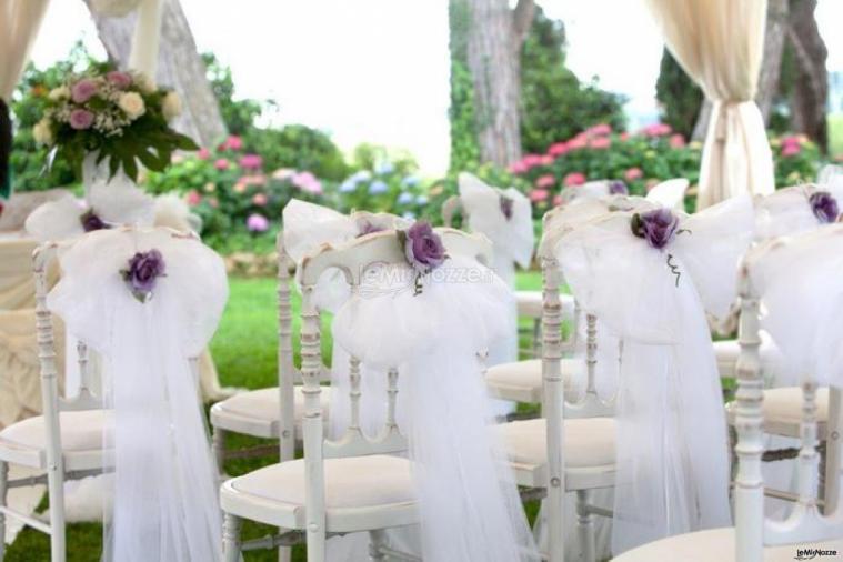 Allestimento delle sedute per la cerimonia di matrimonio