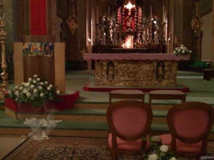 Allestimento floreale della chiesa per il matrimonio