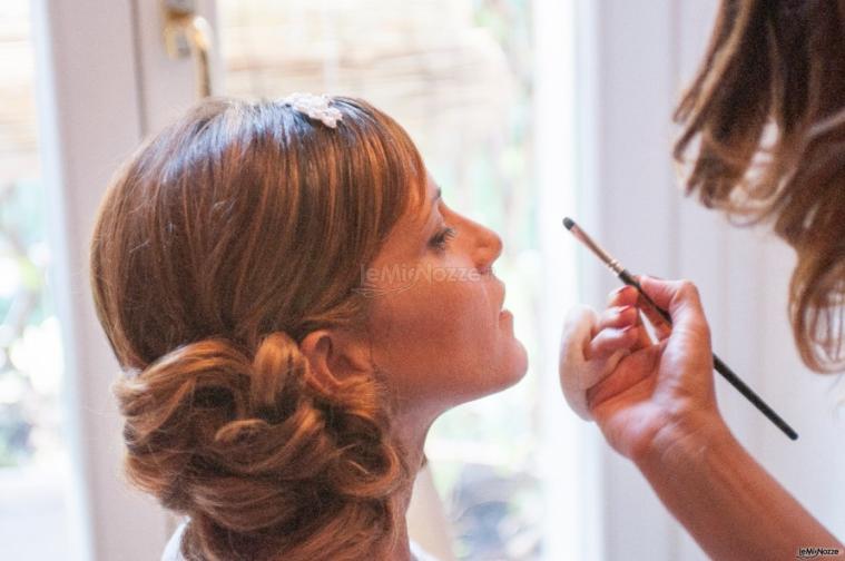 La sposa durante il trucco - Laura Make Up