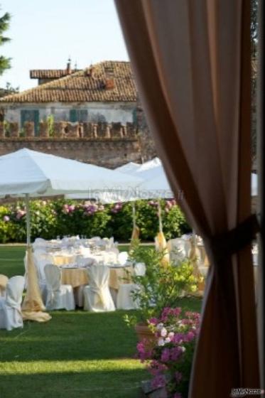 Allestimento del matrimonio in giardino