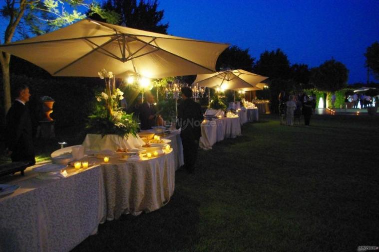 Tavoli in giardino per gli antipasti di matrimonio